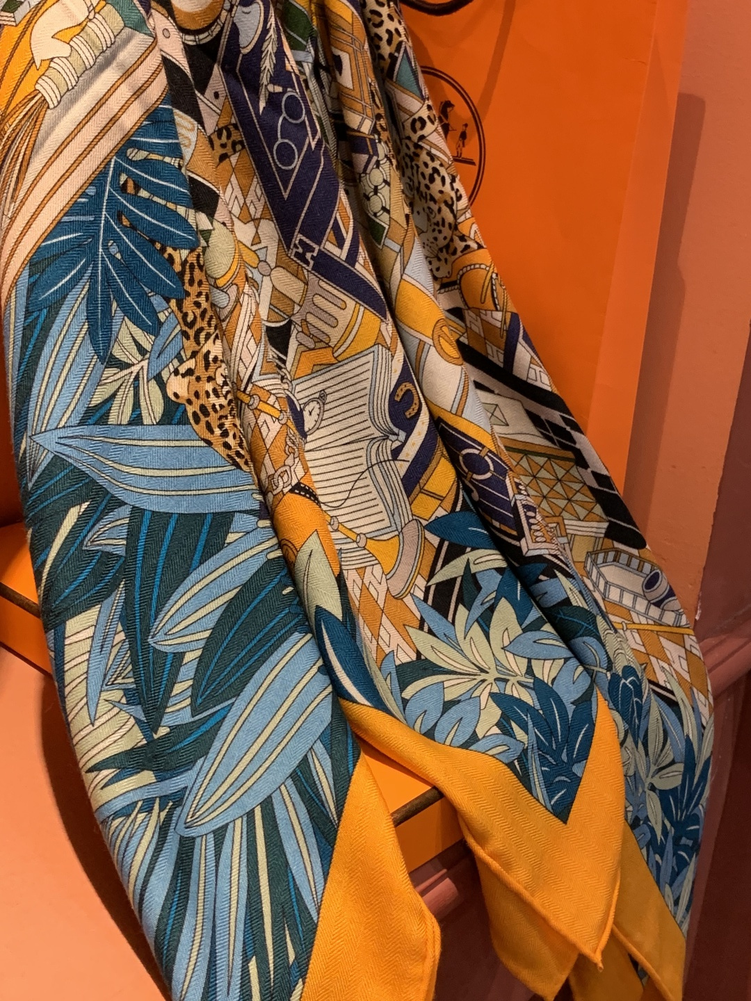 爱马仕新款双面同色 品名：十二花豹 面料：丝羊绒尺寸：140*140十二只花豹享受惬意休憩的时光。它们慵