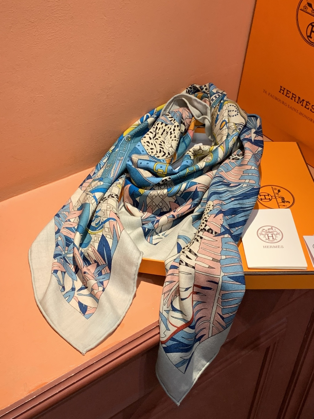 爱马仕新款双面同色 品名：十二花豹 面料：丝羊绒尺寸：140*140十二只花豹享受惬意休憩的时光。它们慵