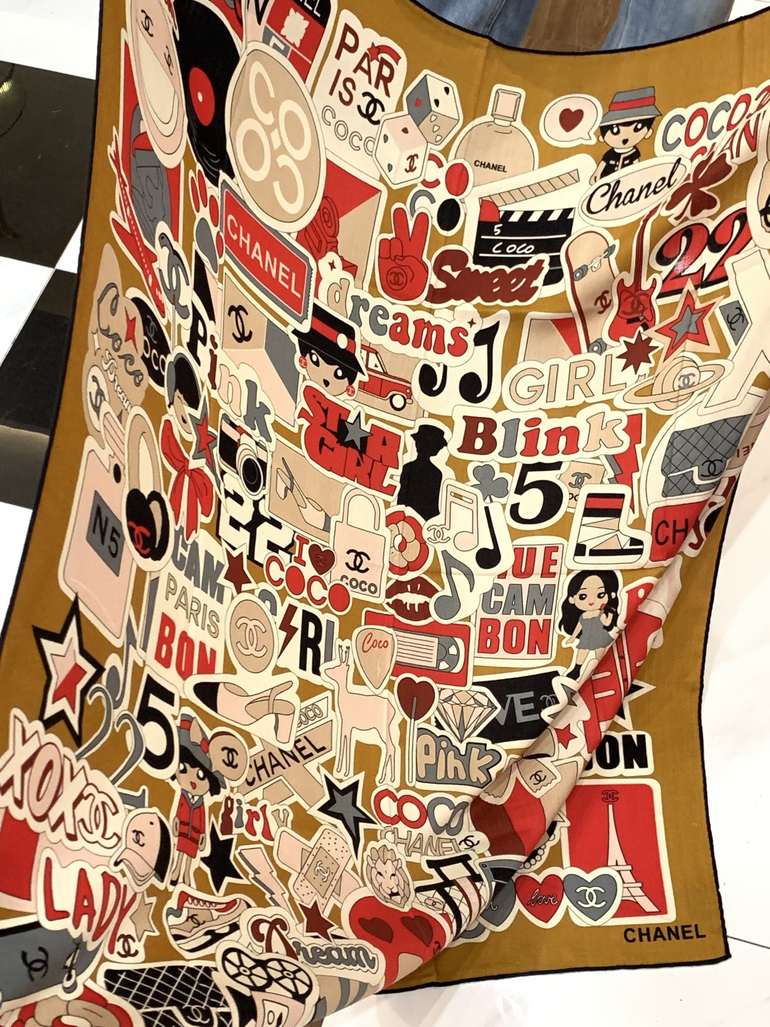 2025秋冬高级成衣系列～Chanel 【140双面同色丝绒披肩】此系列谱写一曲自由轻灵的赞歌本系列作品