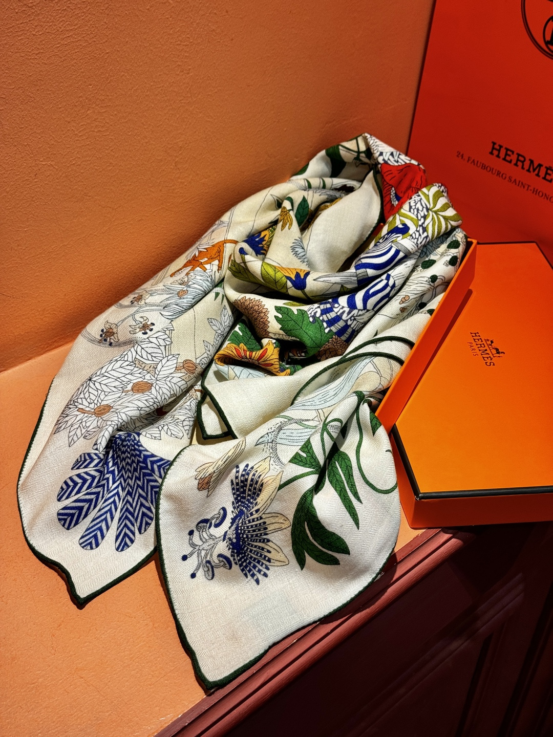 羊绒新款🆕👏买了都说好看‼️推荐💕爱马仕双面同色羊绒方巾，【奇珍乐园双面同色140】顶级工艺超值‼️爱马