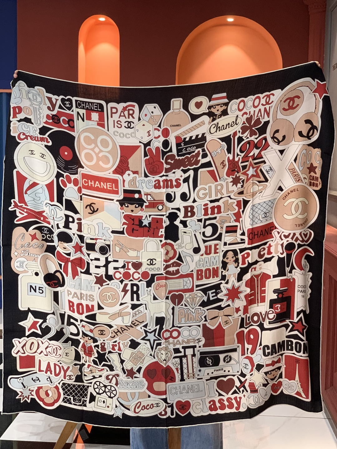 2025秋冬高级成衣系列～Chanel 【140双面同色丝绒披肩】此系列谱写一曲自由轻灵的赞歌本系列作品