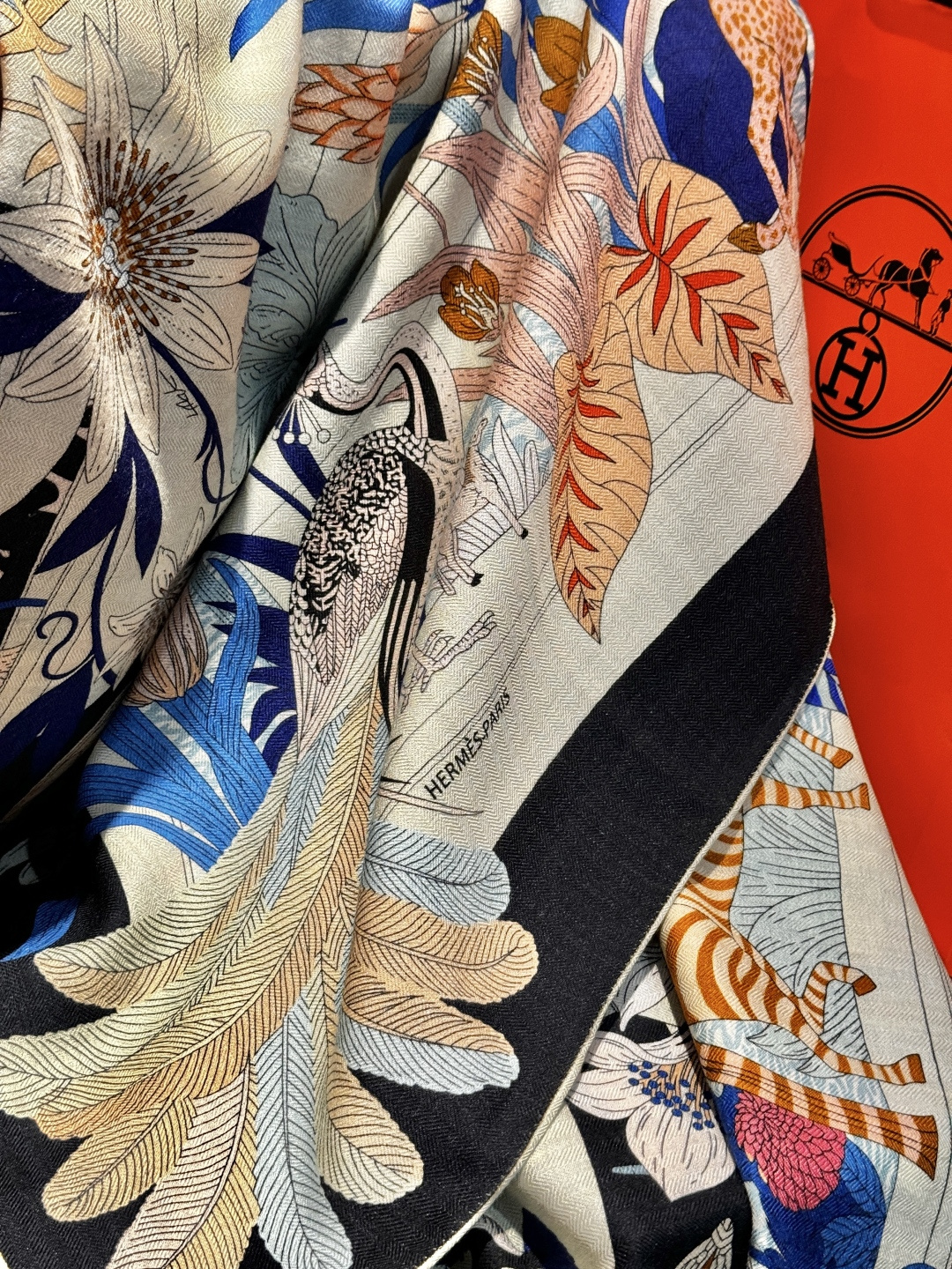 羊绒新款🆕👏买了都说好看‼️推荐💕爱马仕双面同色羊绒方巾，【奇珍乐园双面同色140】顶级工艺超值‼️爱马