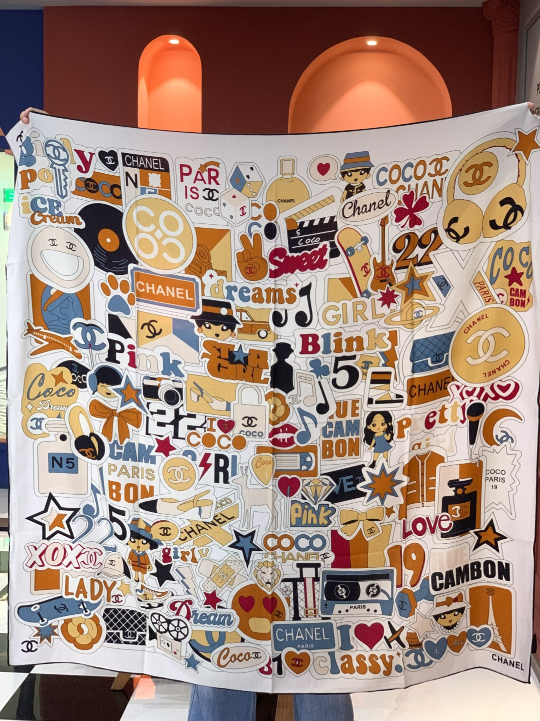 2025秋冬高级成衣系列～Chanel 【140双面同色丝绒披肩】此系列谱写一曲自由轻灵的赞歌本系列作品