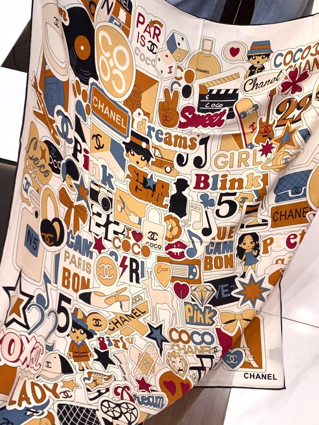 2025秋冬高级成衣系列～Chanel 【140双面同色丝绒披肩】此系列谱写一曲自由轻灵的赞歌本系列作品