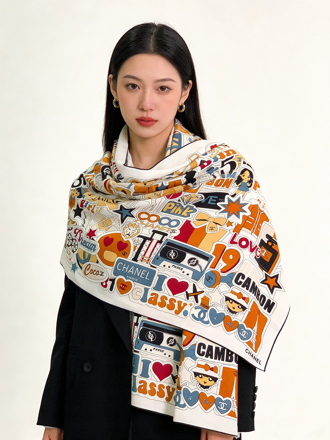 2025秋冬高级成衣系列～Chanel 【140双面同色丝绒披肩】此系列谱写一曲自由轻灵的赞歌本系列作品