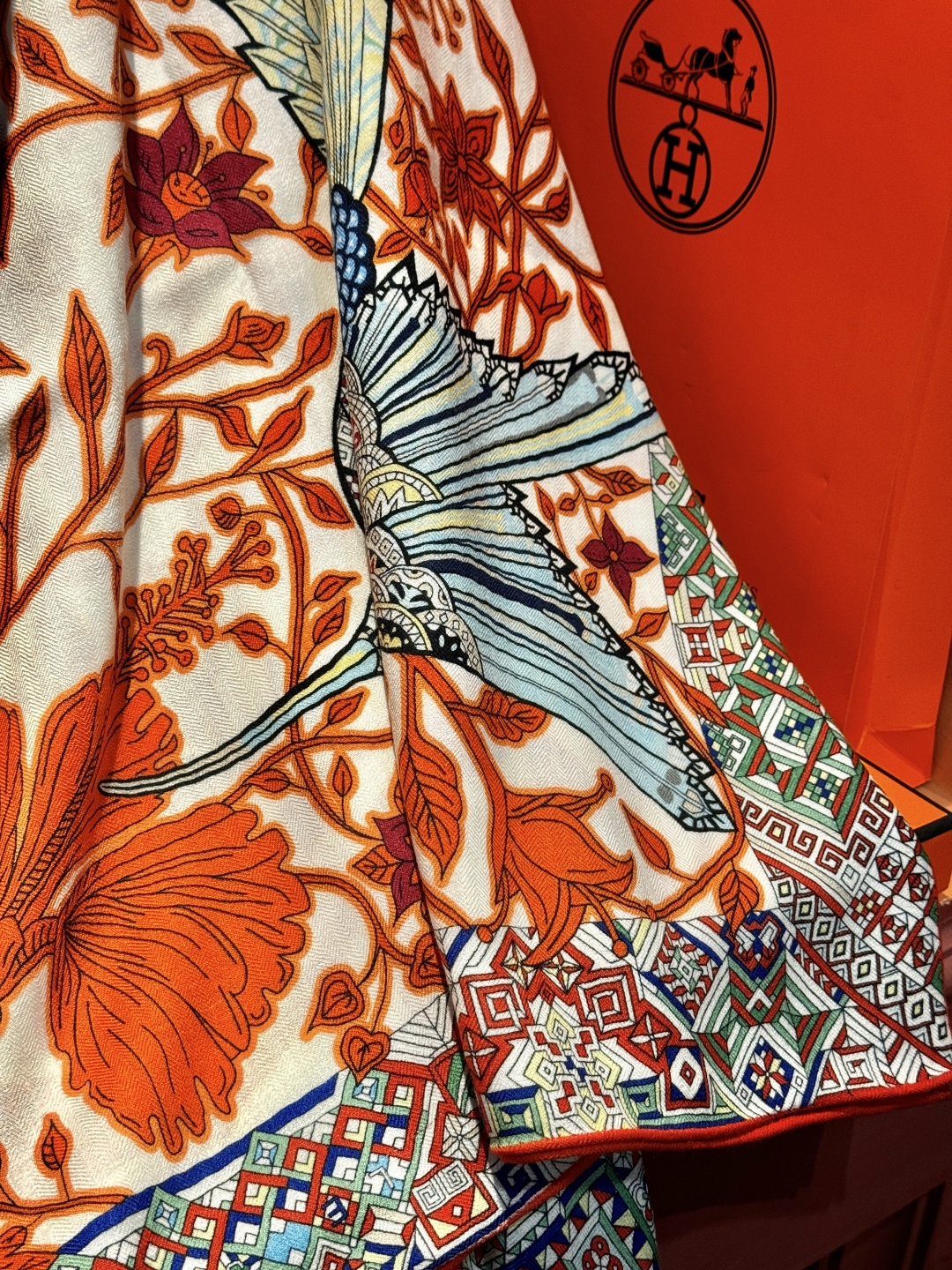 羊绒新款🆕👏👏买了都说好看‼️推荐💕爱马仕双面同色羊绒方巾【美洲豹与蜂鸟双面同色140】，顶级工艺超值‼