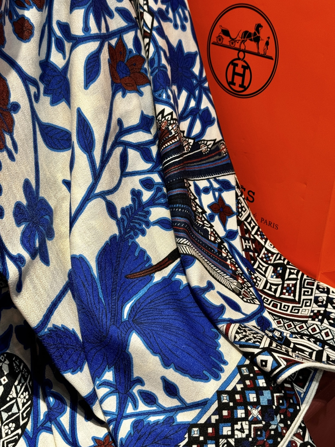 羊绒新款🆕👏👏买了都说好看‼️推荐💕爱马仕双面同色羊绒方巾【美洲豹与蜂鸟双面同色140】，顶级工艺超值‼