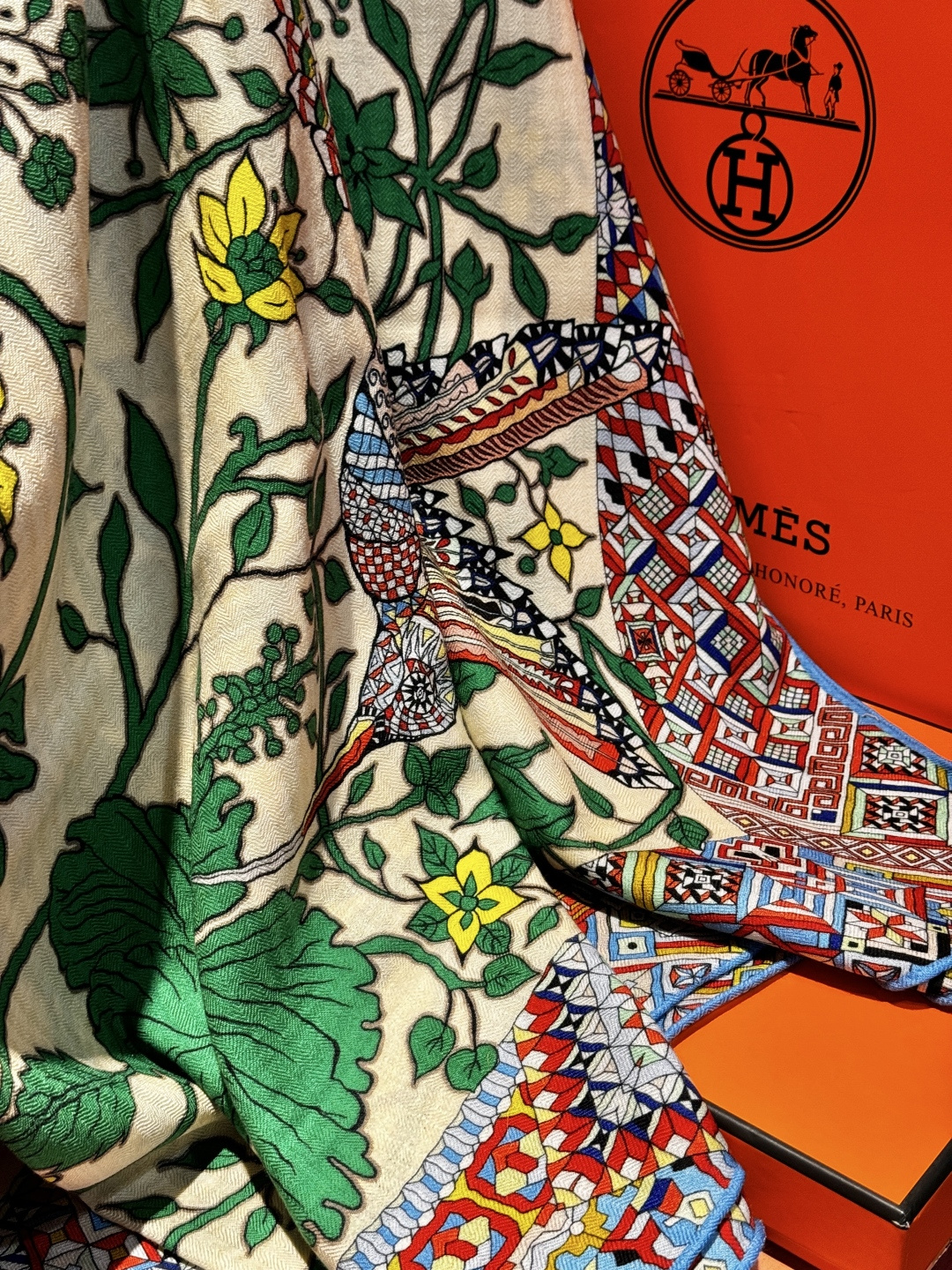 羊绒新款🆕👏👏买了都说好看‼️推荐💕爱马仕双面同色羊绒方巾【美洲豹与蜂鸟双面同色140】，顶级工艺超值‼