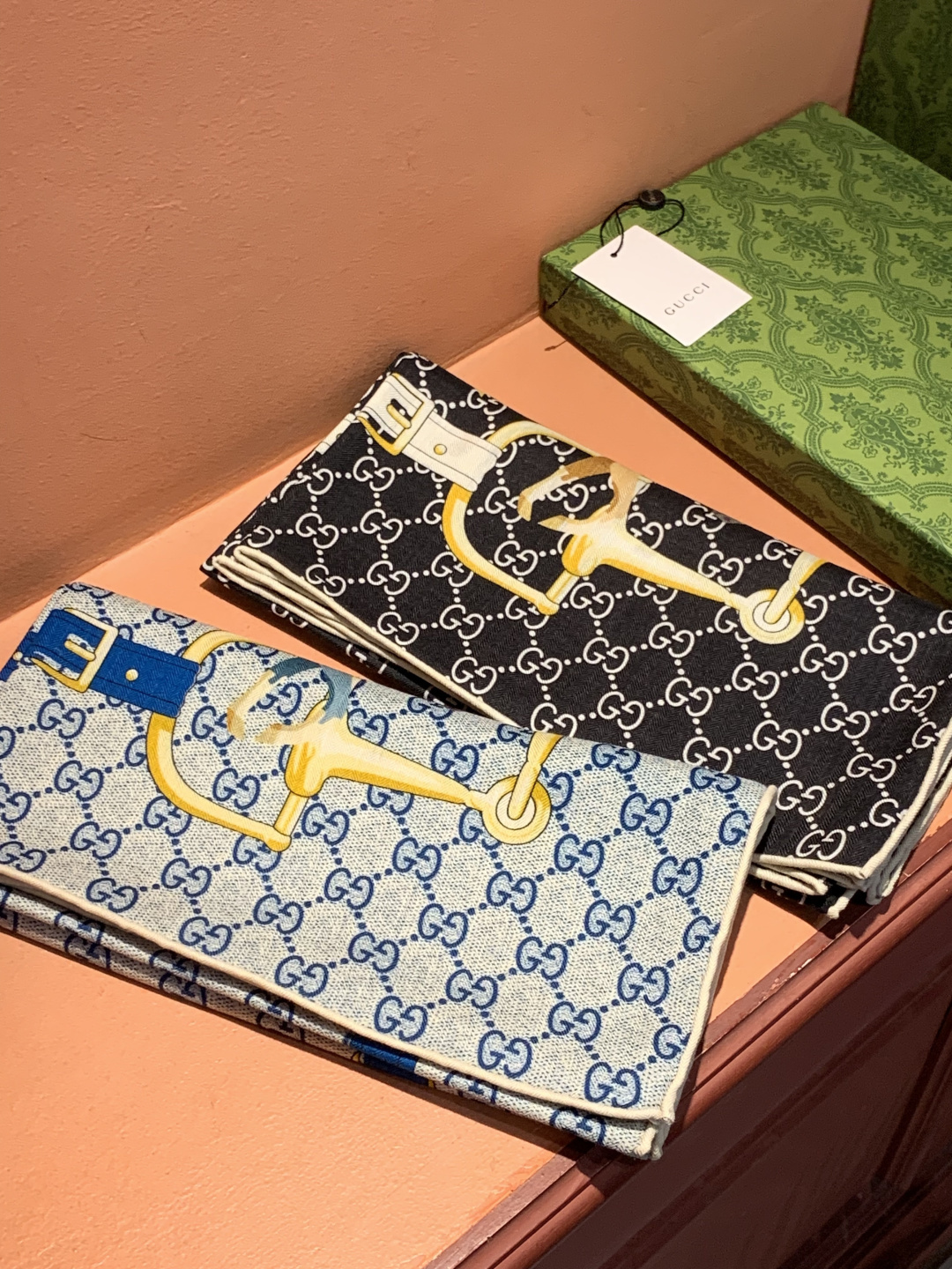 💟Gucci~140双面丝毛披肩马鞍细节和骑马图案以精致色调匠心呈献，意在向品牌与马术世界的深厚渊源致敬