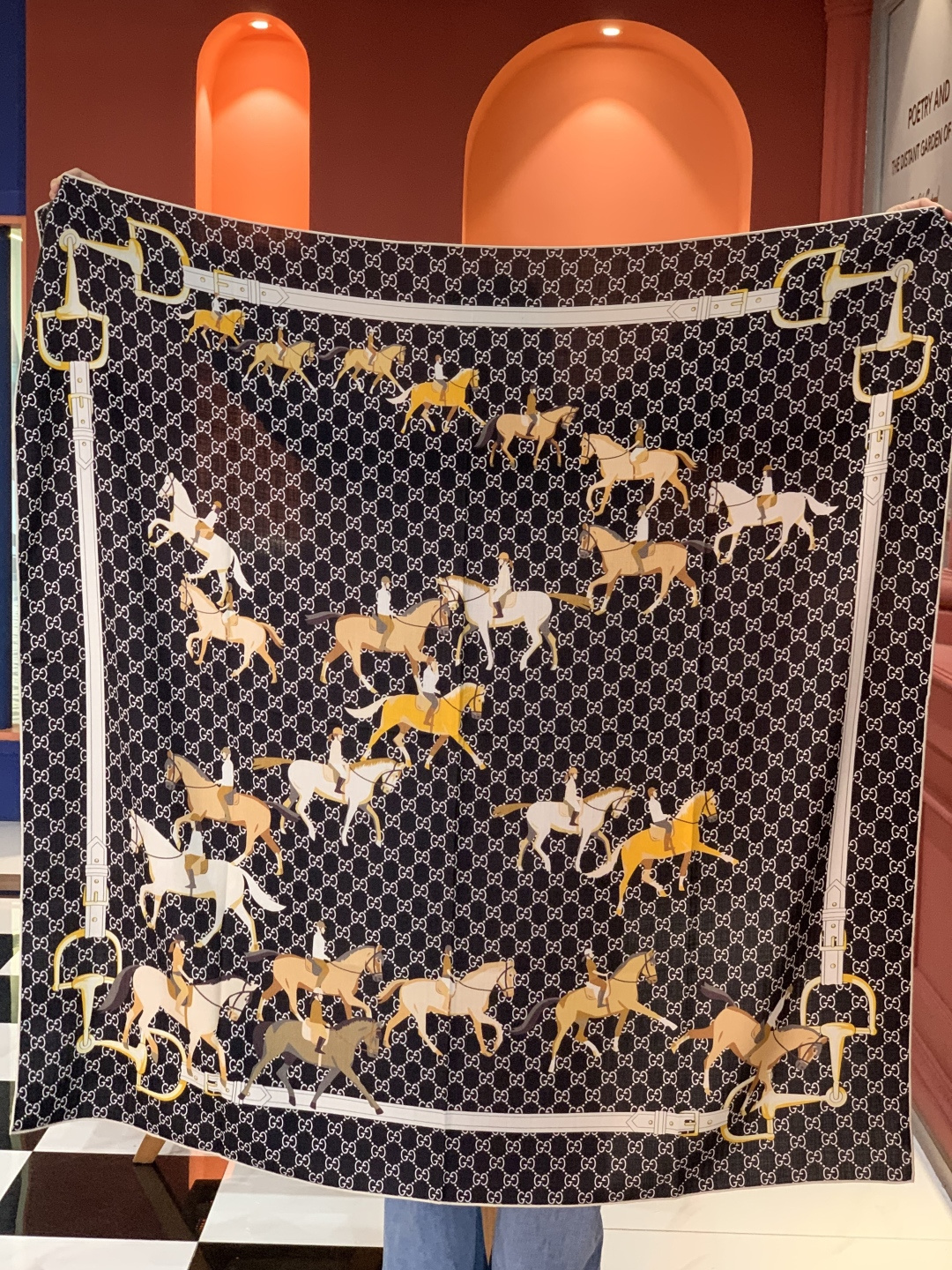 💟Gucci~140双面丝毛披肩马鞍细节和骑马图案以精致色调匠心呈献，意在向品牌与马术世界的深厚渊源致敬