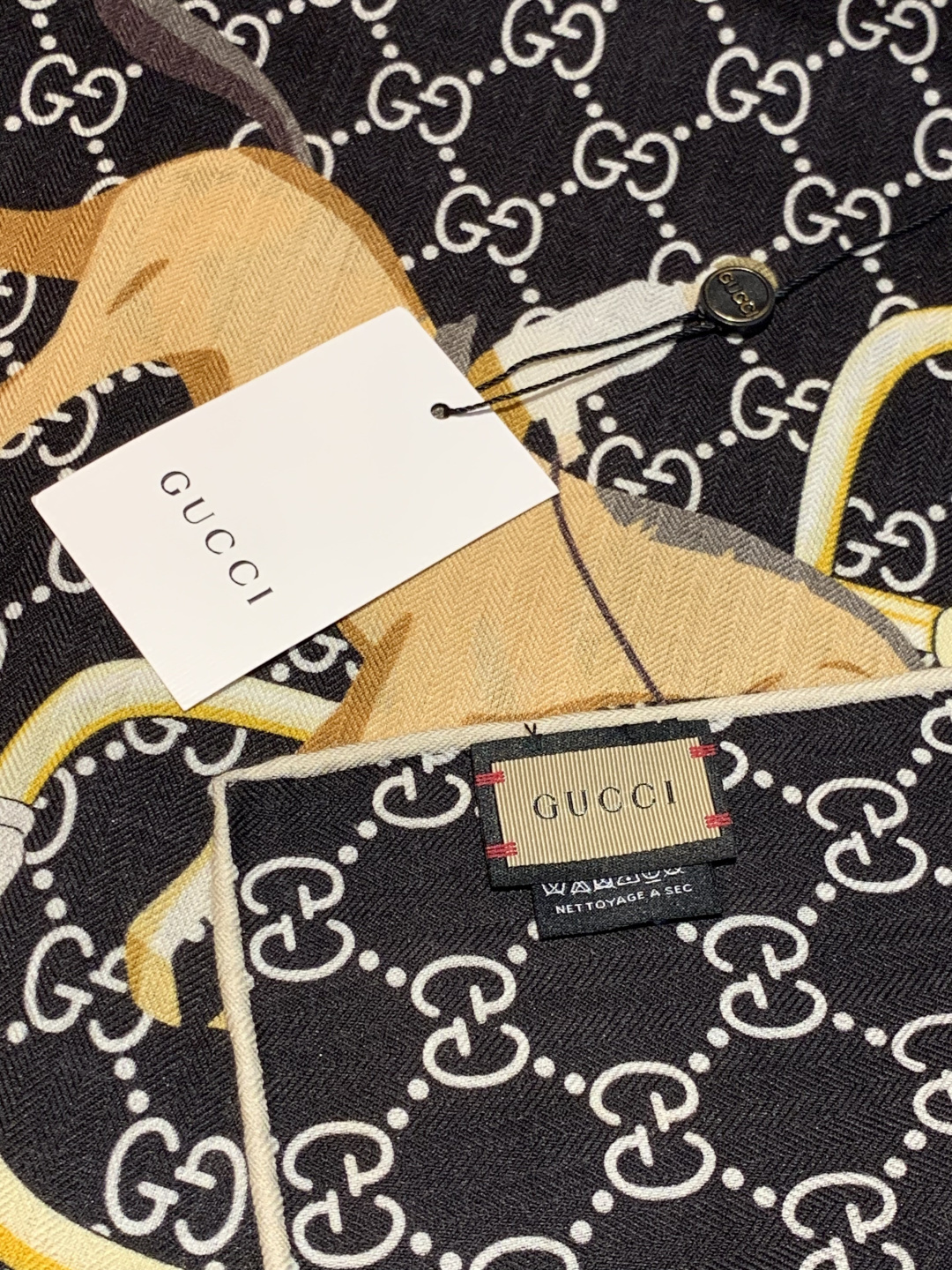 💟Gucci~140双面丝毛披肩马鞍细节和骑马图案以精致色调匠心呈献，意在向品牌与马术世界的深厚渊源致敬