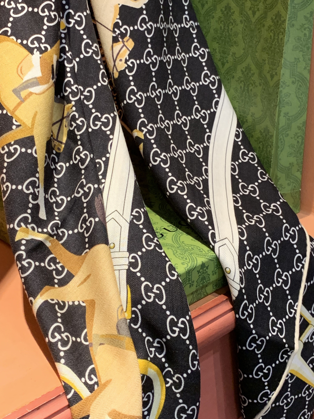 💟Gucci~140双面丝毛披肩马鞍细节和骑马图案以精致色调匠心呈献，意在向品牌与马术世界的深厚渊源致敬