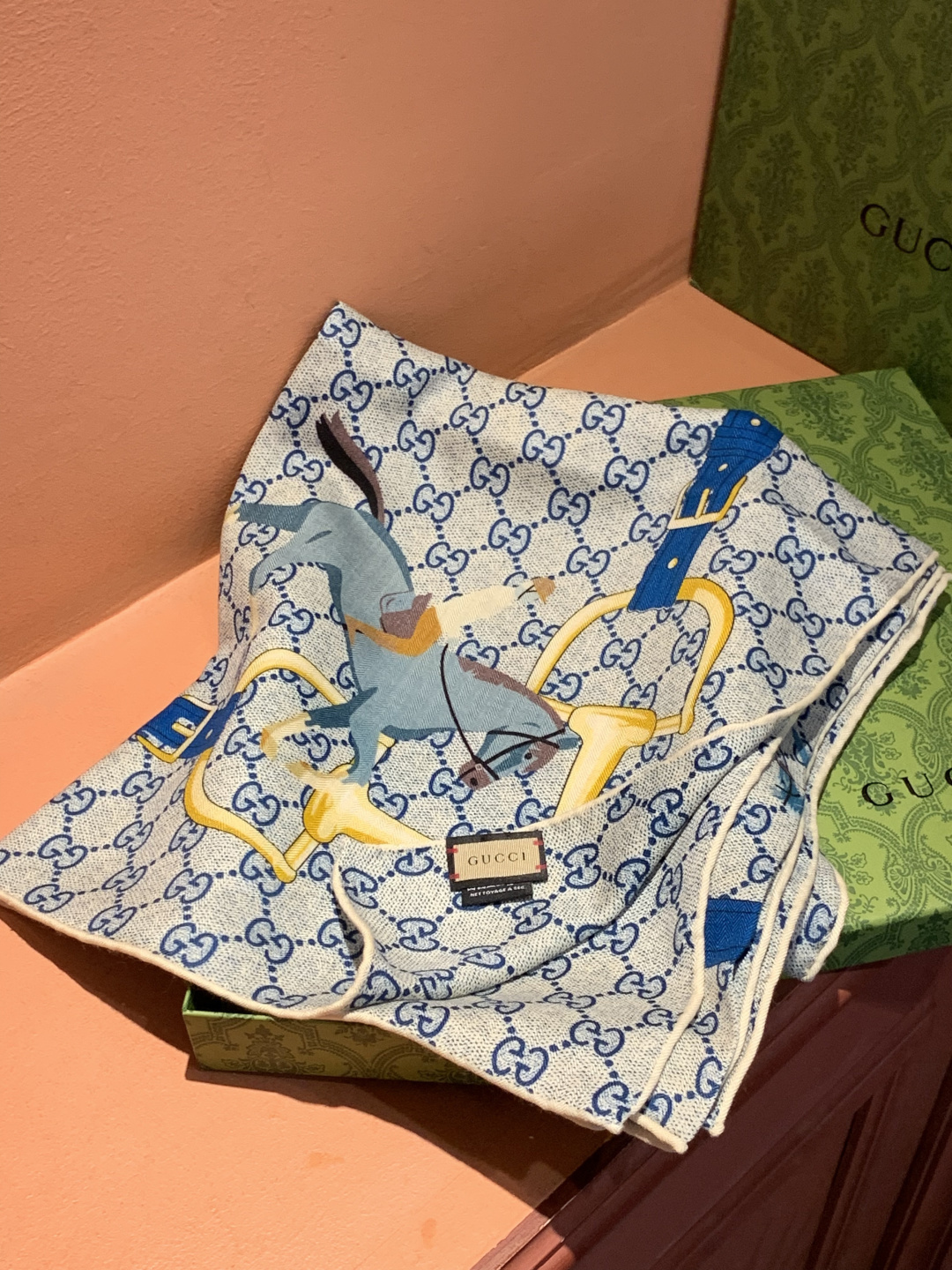 💟Gucci~140双面丝毛披肩马鞍细节和骑马图案以精致色调匠心呈献，意在向品牌与马术世界的深厚渊源致敬