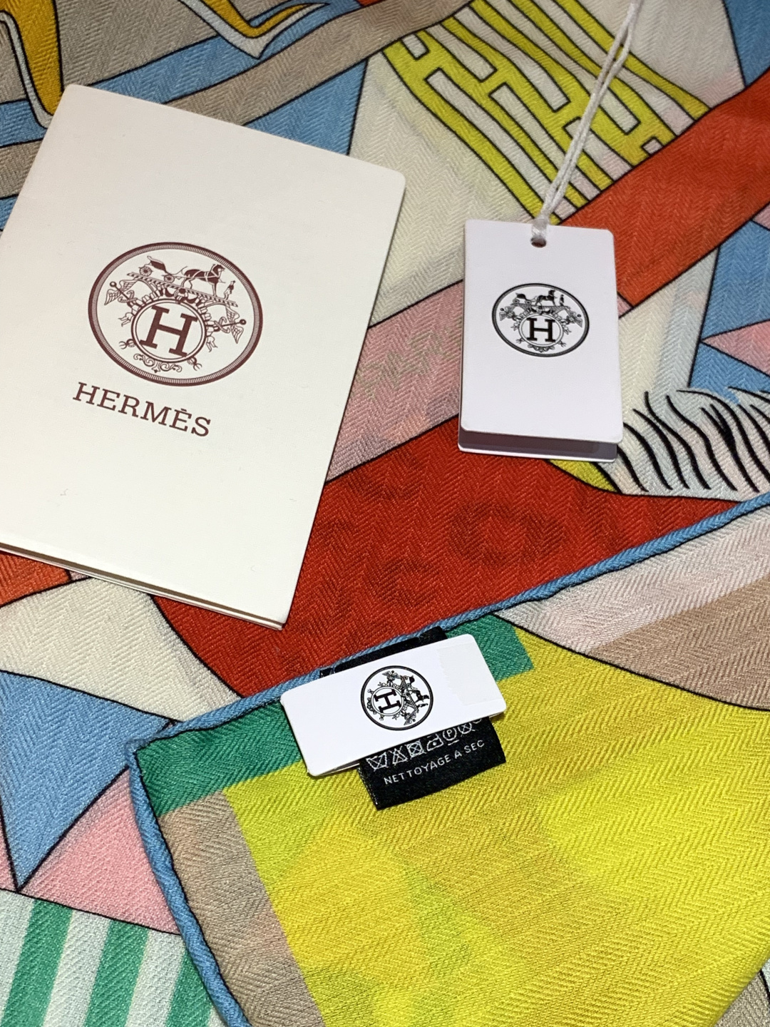 羊绒新款🆕👏👏买了都说好看‼️推荐💕爱马仕双面同色羊绒方巾【双面同色140】，顶级工艺超值‼️爱马仕专柜