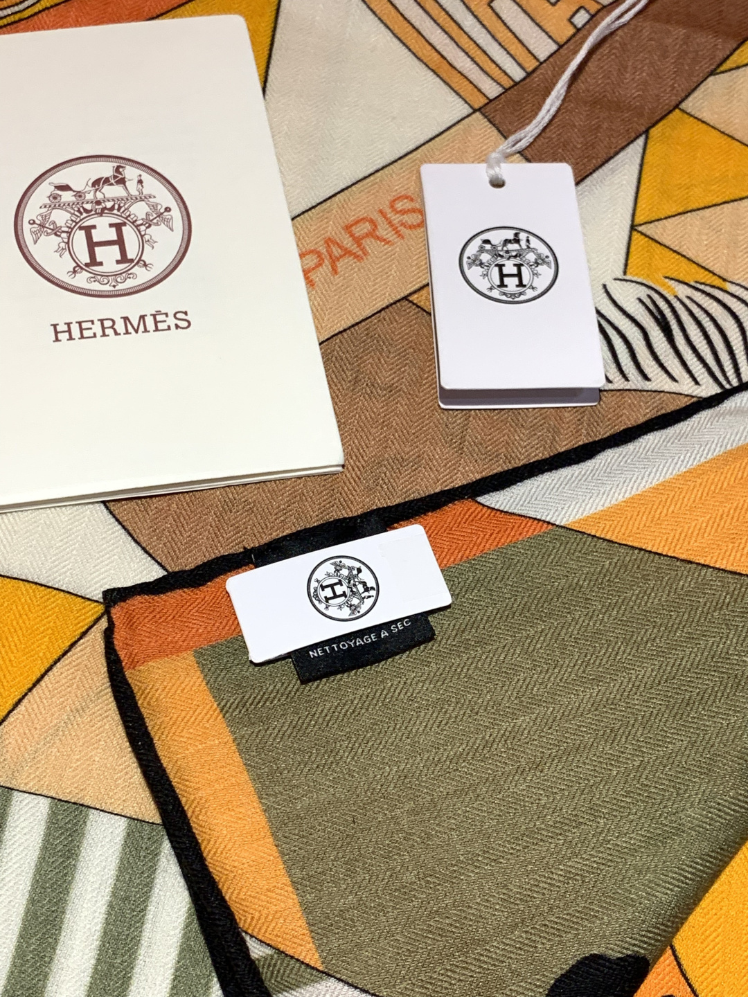 羊绒新款🆕👏👏买了都说好看‼️推荐💕爱马仕双面同色羊绒方巾【双面同色140】，顶级工艺超值‼️爱马仕专柜