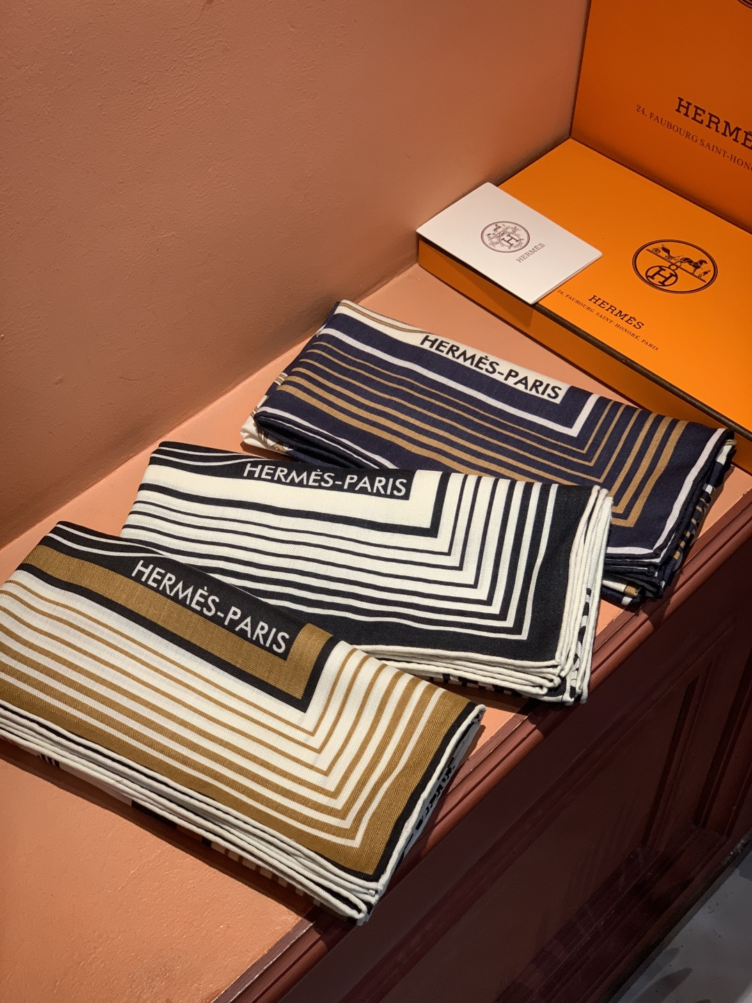 羊绒新款🆕👏👏买了都说好看‼️推荐💕爱马仕双面同色羊绒方巾【双面同色140】，顶级工艺超值‼️爱马仕专柜