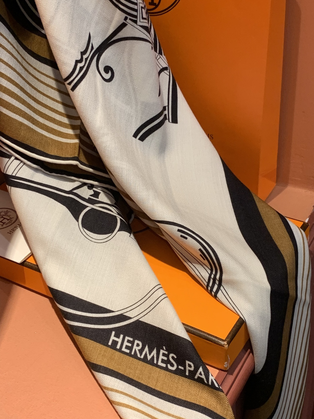 羊绒新款🆕👏👏买了都说好看‼️推荐💕爱马仕双面同色羊绒方巾【双面同色140】，顶级工艺超值‼️爱马仕专柜