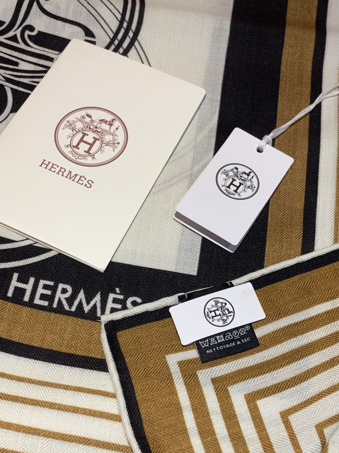 羊绒新款🆕👏👏买了都说好看‼️推荐💕爱马仕双面同色羊绒方巾【双面同色140】，顶级工艺超值‼️爱马仕专柜