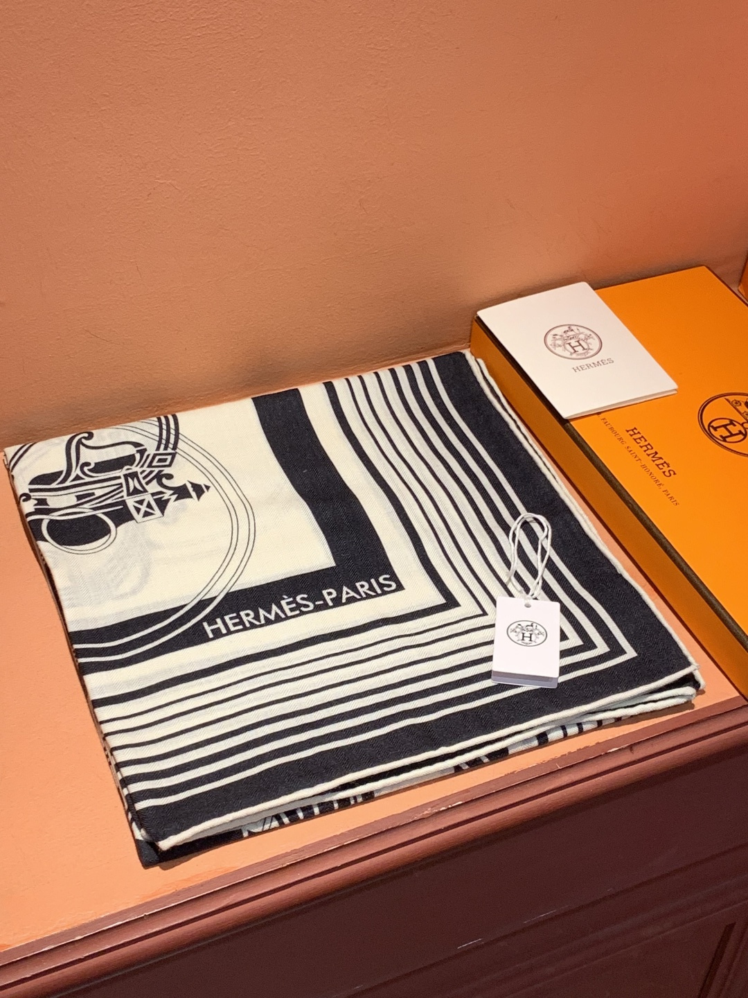 羊绒新款🆕👏👏买了都说好看‼️推荐💕爱马仕双面同色羊绒方巾【双面同色140】，顶级工艺超值‼️爱马仕专柜