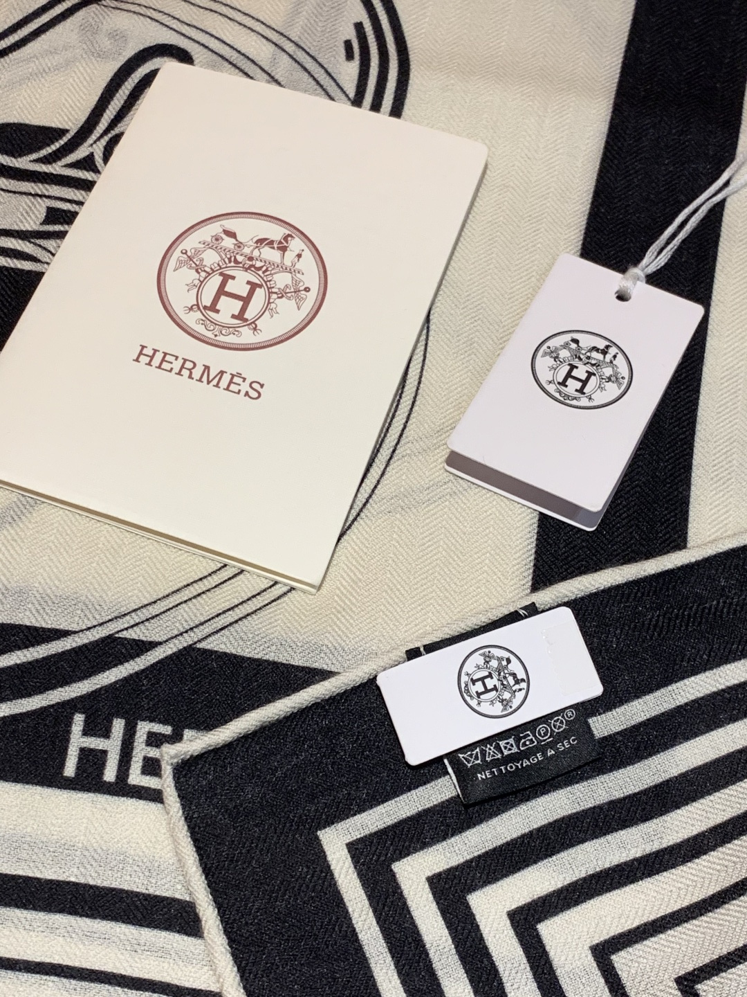 羊绒新款🆕👏👏买了都说好看‼️推荐💕爱马仕双面同色羊绒方巾【双面同色140】，顶级工艺超值‼️爱马仕专柜