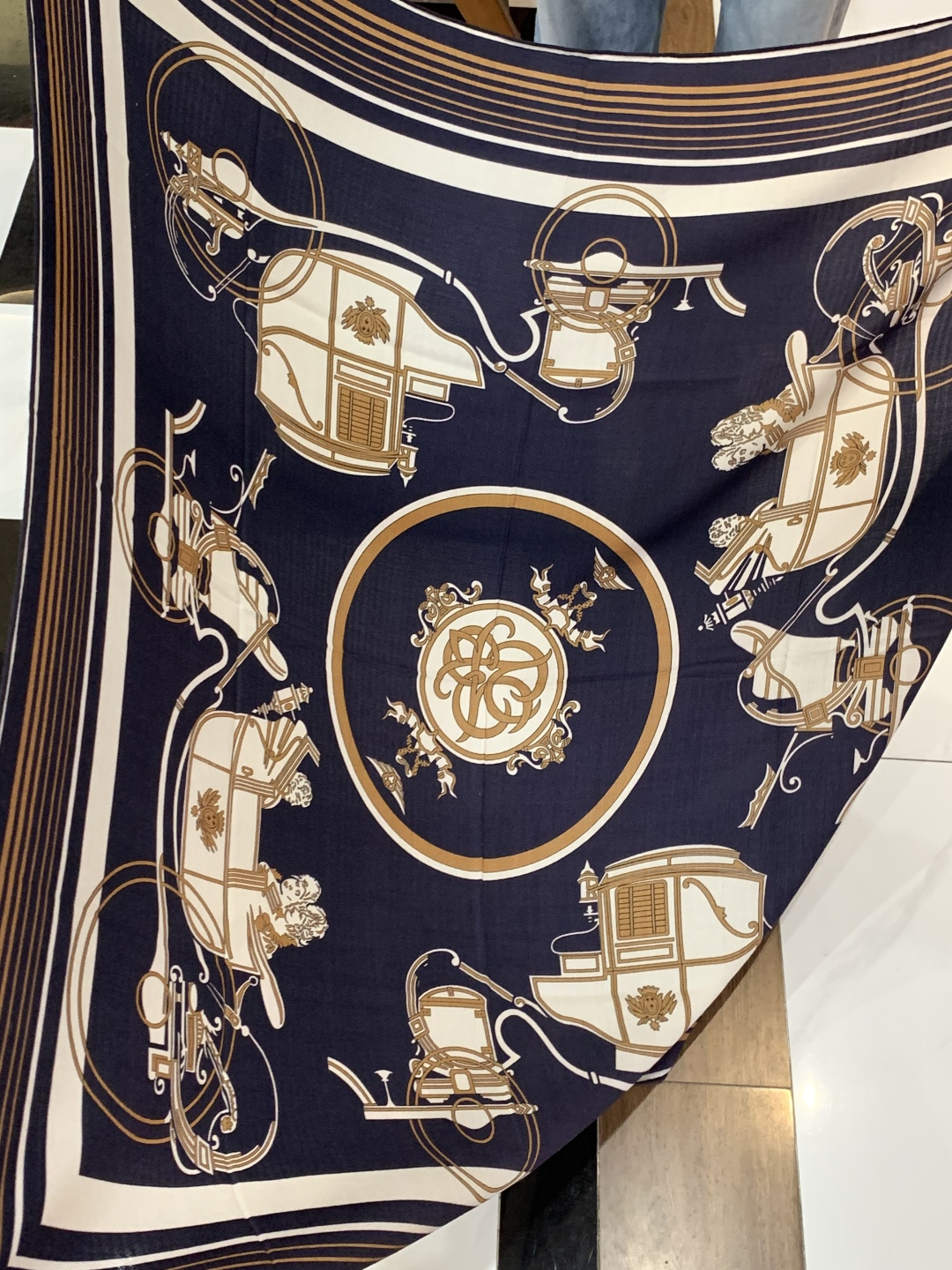 羊绒新款🆕👏👏买了都说好看‼️推荐💕爱马仕双面同色羊绒方巾【双面同色140】，顶级工艺超值‼️爱马仕专柜