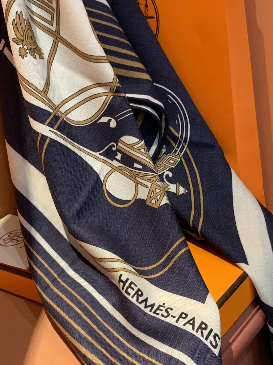 羊绒新款🆕👏👏买了都说好看‼️推荐💕爱马仕双面同色羊绒方巾【双面同色140】，顶级工艺超值‼️爱马仕专柜