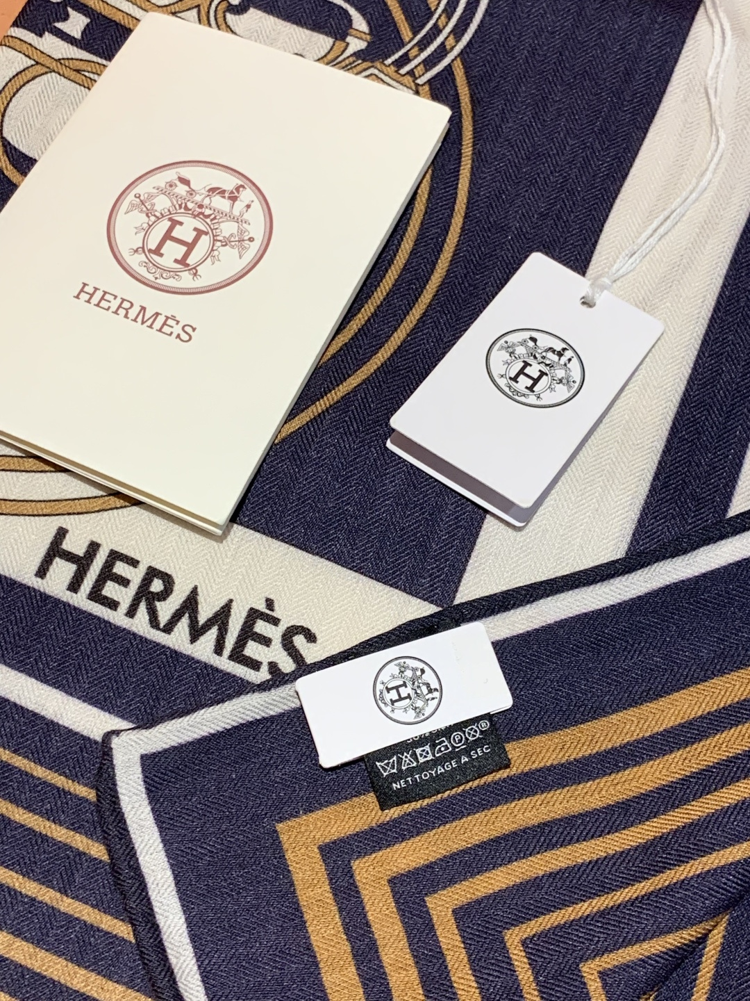 羊绒新款🆕👏👏买了都说好看‼️推荐💕爱马仕双面同色羊绒方巾【双面同色140】，顶级工艺超值‼️爱马仕专柜