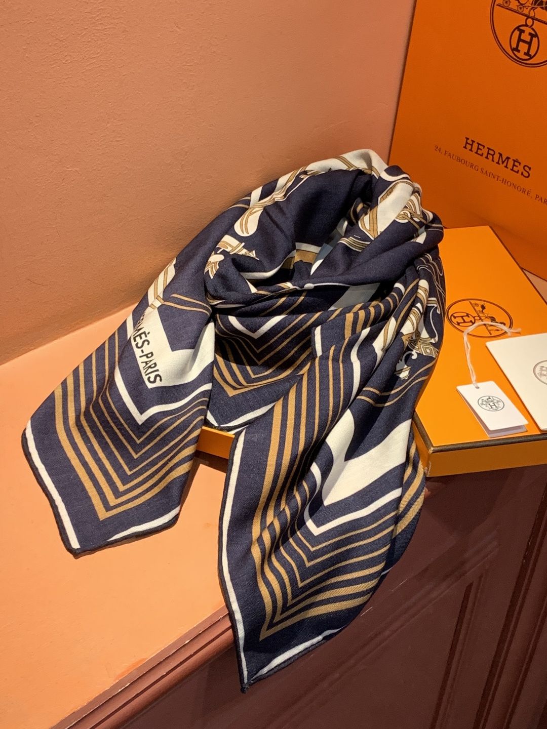 羊绒新款🆕👏👏买了都说好看‼️推荐💕爱马仕双面同色羊绒方巾【双面同色140】，顶级工艺超值‼️爱马仕专柜