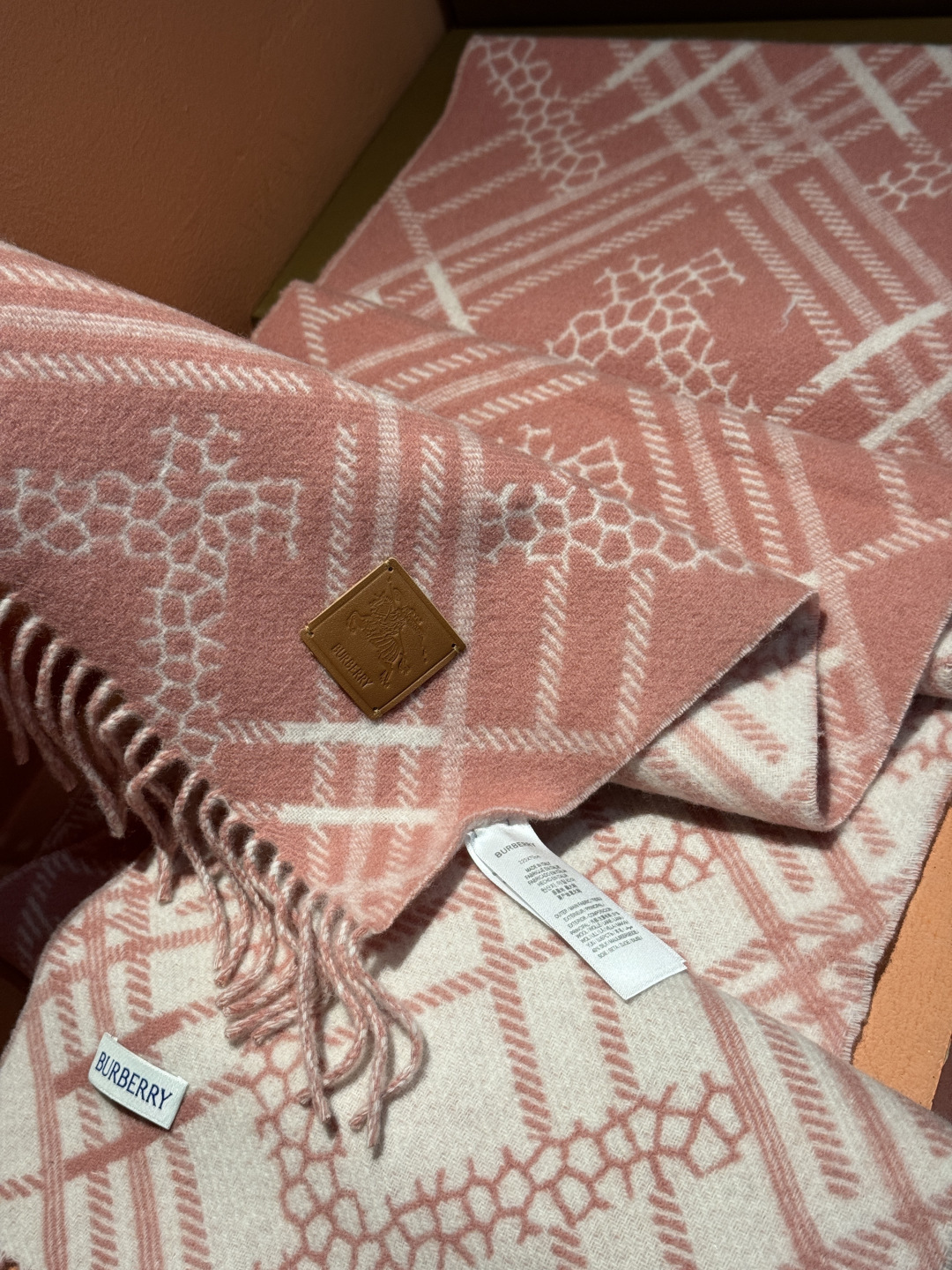 双面围巾 🆕Burberry · 巴宝莉格子围巾❗️好看的要疯掉了，太有型太有魅力了❗️❗️非常斯文时尚