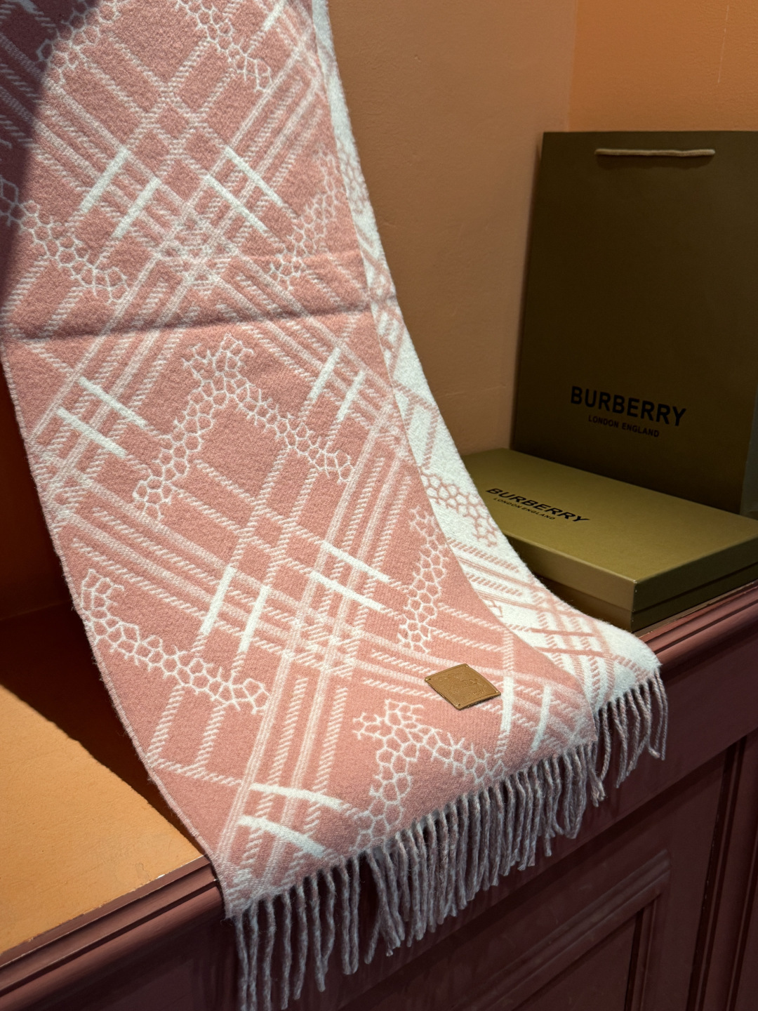 双面围巾 🆕Burberry · 巴宝莉格子围巾❗️好看的要疯掉了，太有型太有魅力了❗️❗️非常斯文时尚