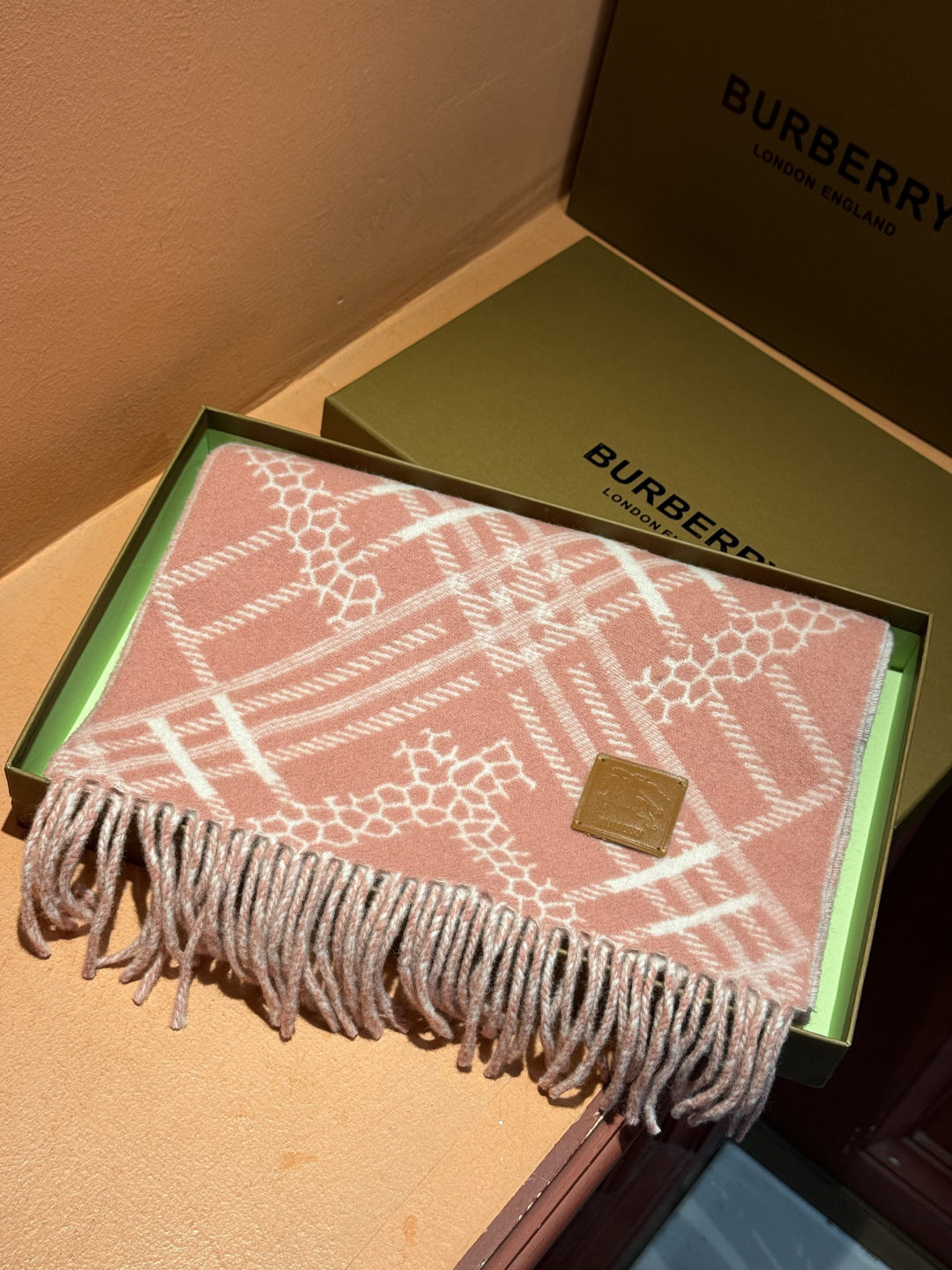 双面围巾 🆕Burberry · 巴宝莉格子围巾❗️好看的要疯掉了，太有型太有魅力了❗️❗️非常斯文时尚