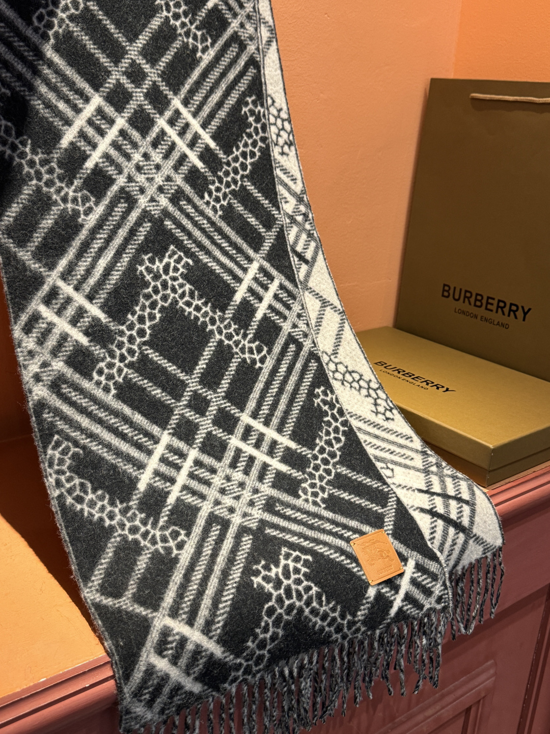 双面围巾 🆕Burberry · 巴宝莉格子围巾❗️好看的要疯掉了，太有型太有魅力了❗️❗️非常斯文时尚