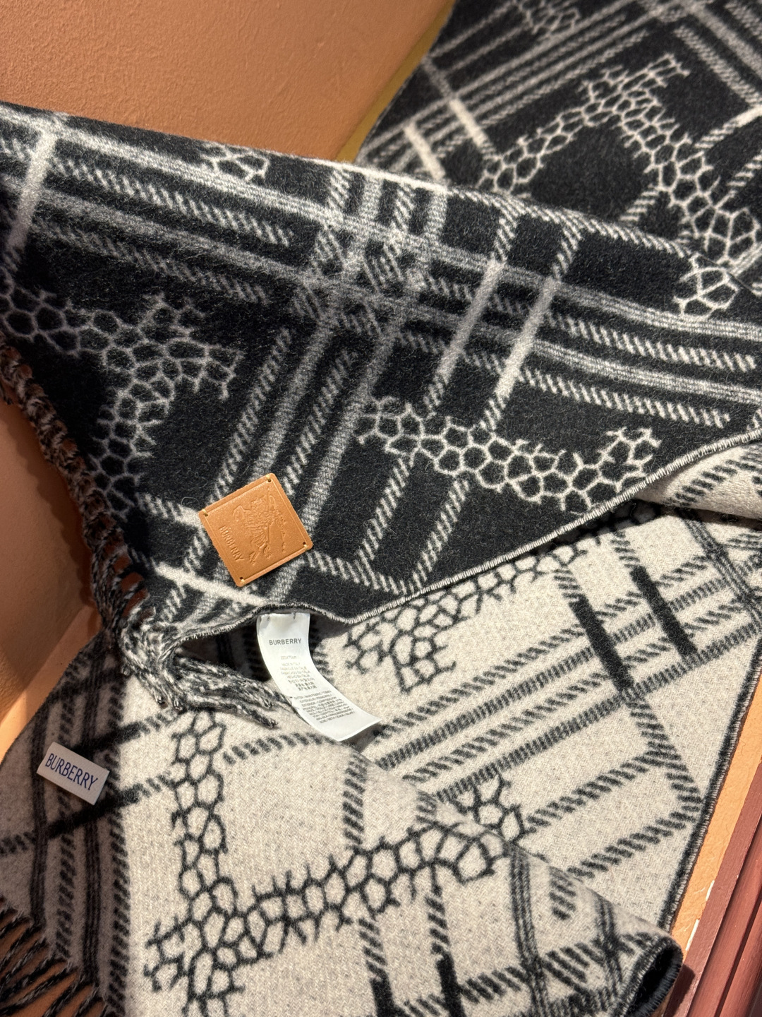 双面围巾 🆕Burberry · 巴宝莉格子围巾❗️好看的要疯掉了，太有型太有魅力了❗️❗️非常斯文时尚