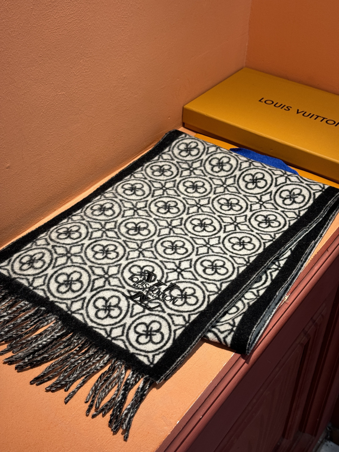 🌾Lv爆款经典四叶草🍀双面提花爆款围巾🧣！！！非常百搭的一款，搭配大衣，毛衣都非常高级，尺寸刚刚好，及保