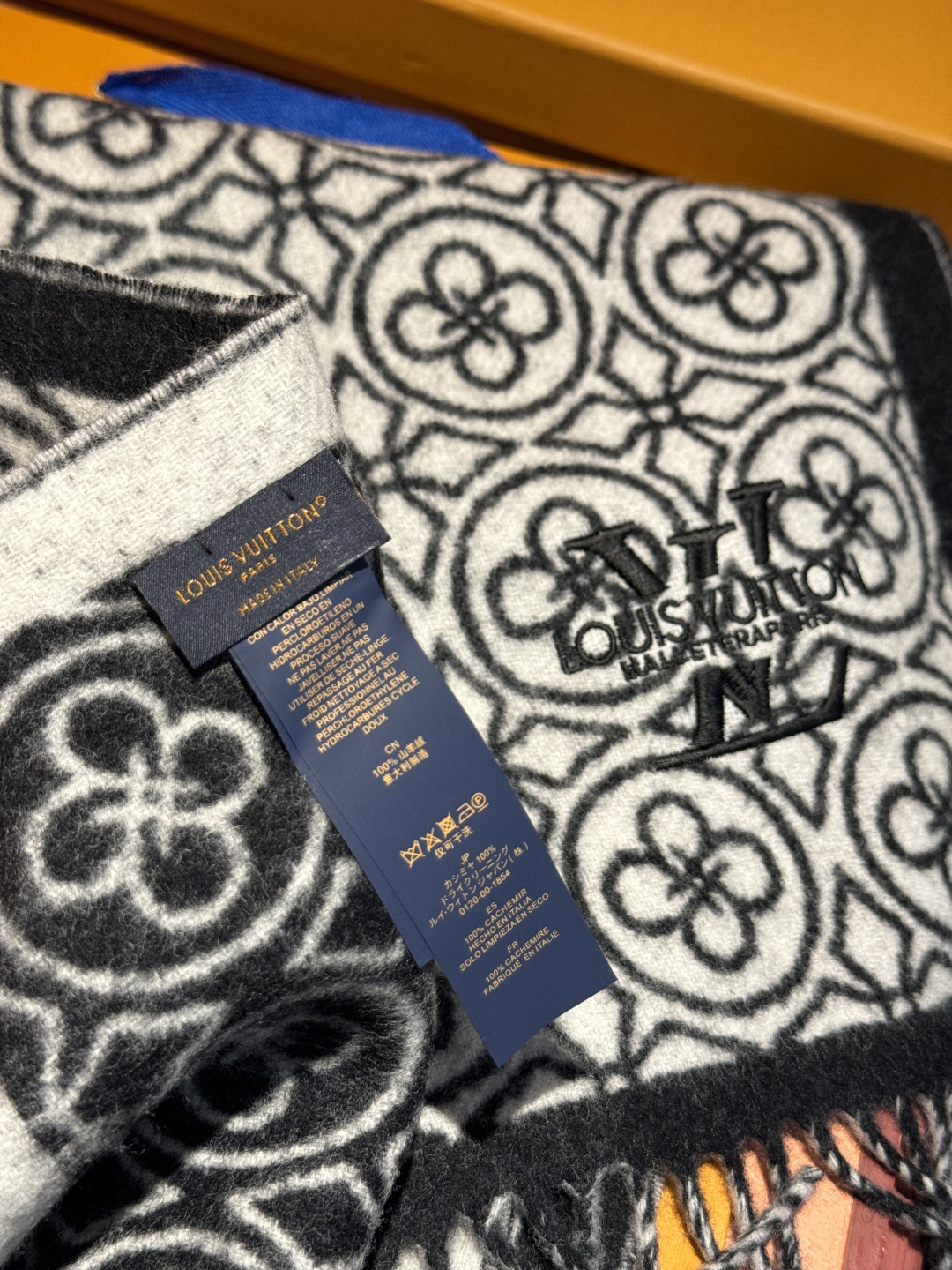 🌾Lv爆款经典四叶草🍀双面提花爆款围巾🧣！！！非常百搭的一款，搭配大衣，毛衣都非常高级，尺寸刚刚好，及保