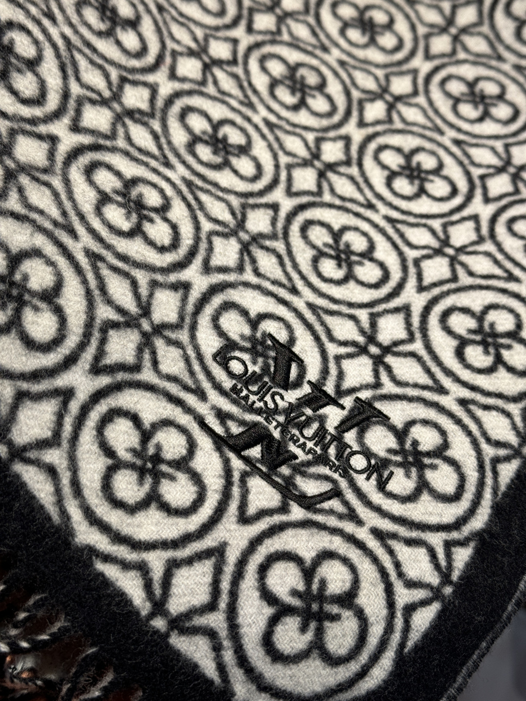 🌾Lv爆款经典四叶草🍀双面提花爆款围巾🧣！！！非常百搭的一款，搭配大衣，毛衣都非常高级，尺寸刚刚好，及保