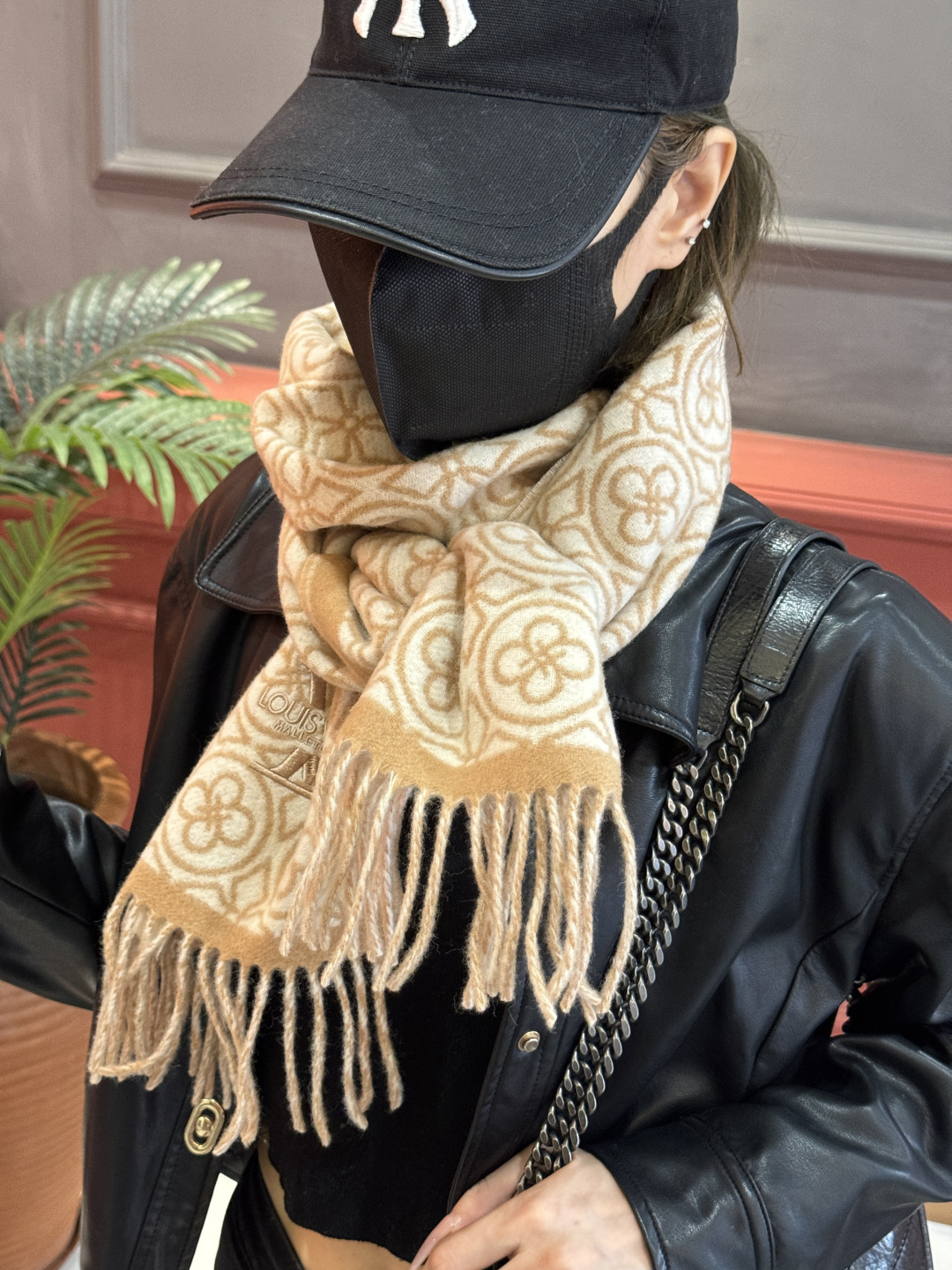 🌾Lv爆款经典四叶草🍀双面提花爆款围巾🧣！！！非常百搭的一款，搭配大衣，毛衣都非常高级，尺寸刚刚好，及保