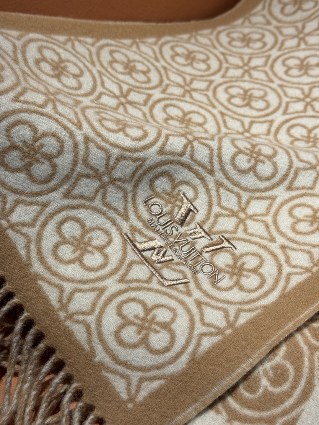 🌾Lv爆款经典四叶草🍀双面提花爆款围巾🧣！！！非常百搭的一款，搭配大衣，毛衣都非常高级，尺寸刚刚好，及保