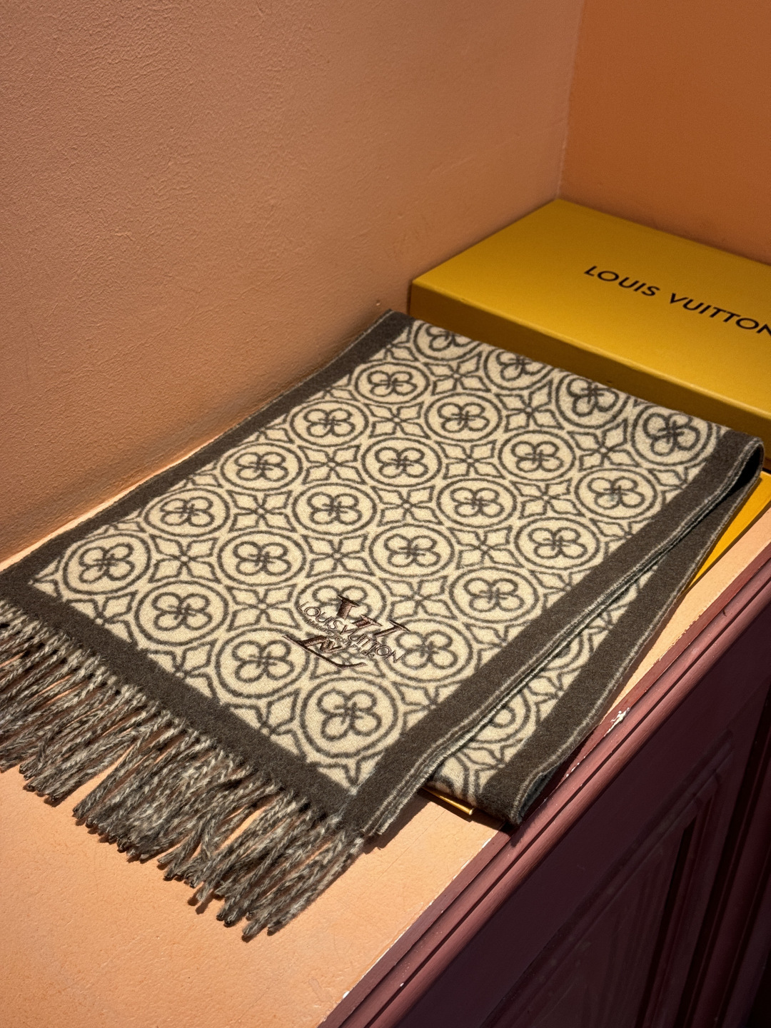 🌾Lv爆款经典四叶草🍀双面提花爆款围巾🧣！！！非常百搭的一款，搭配大衣，毛衣都非常高级，尺寸刚刚好，及保