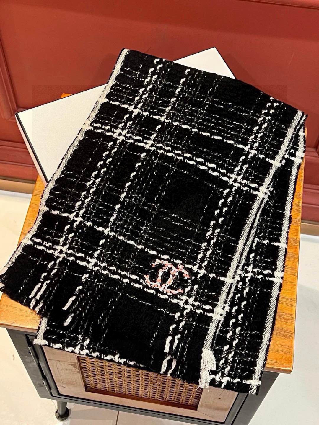 ‼️新😘😘香奈儿（CHANEL）年度最美‼️ 【双C编织格纹披肩】独家渠道原单货‼️年度最新力作 顶极高