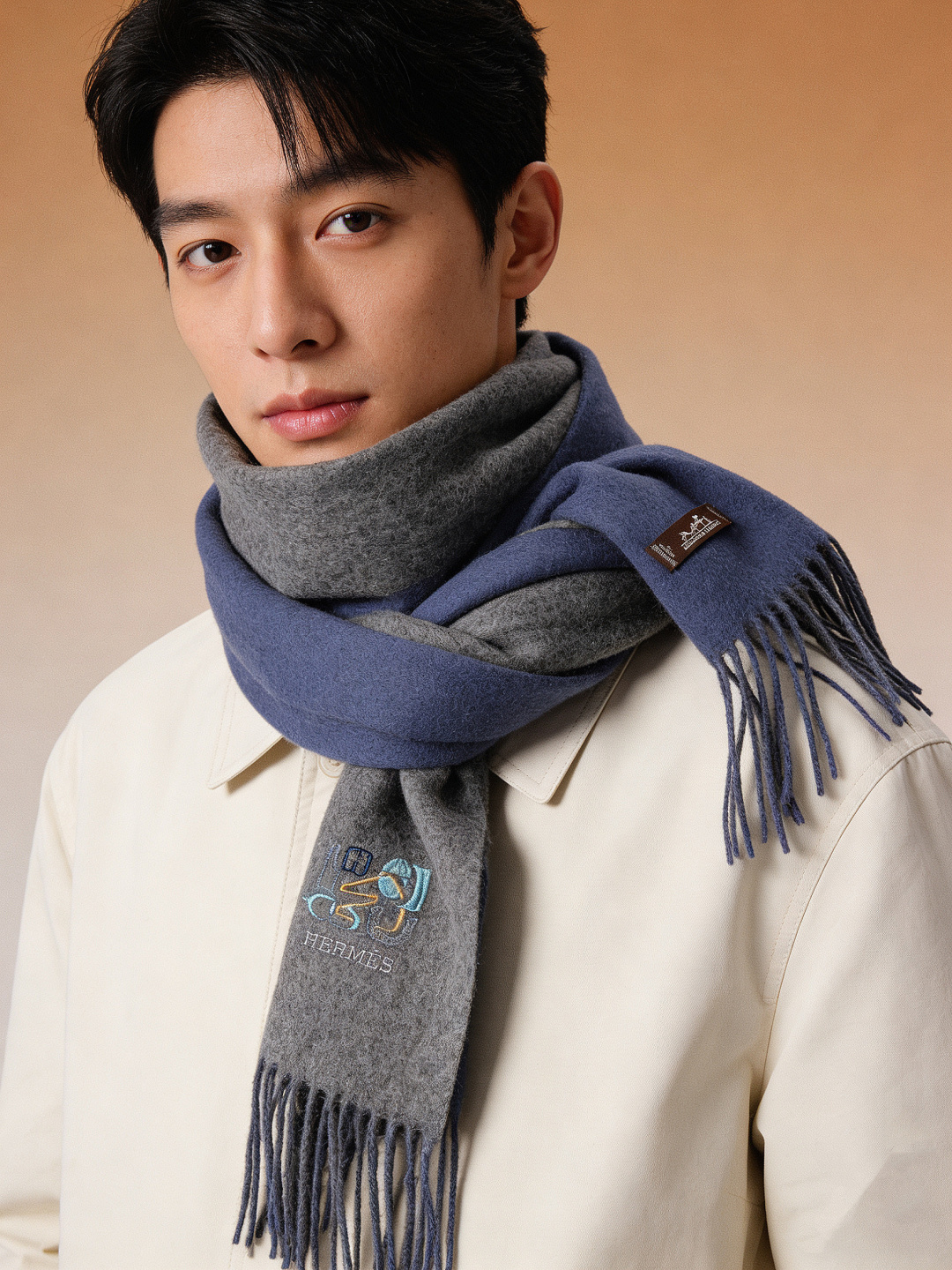 爱马仕👍巴黎时装展商务男士女士羊绒围巾。代工厂臻选上乘的超细羊绒纤维 进行纯手工精梳处理 耗时耗力 再以