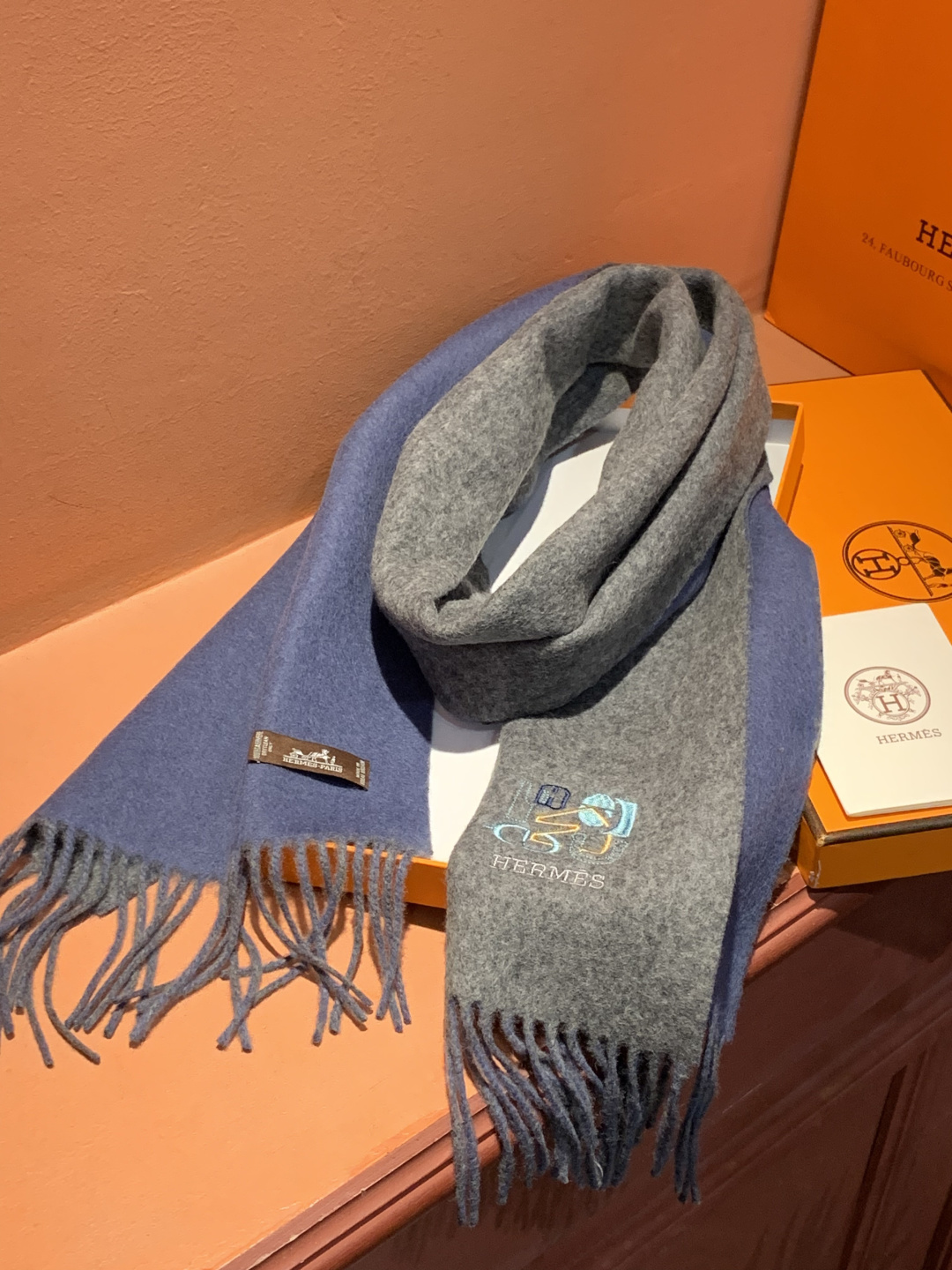 爱马仕👍巴黎时装展商务男士女士羊绒围巾。代工厂臻选上乘的超细羊绒纤维 进行纯手工精梳处理 耗时耗力 再以