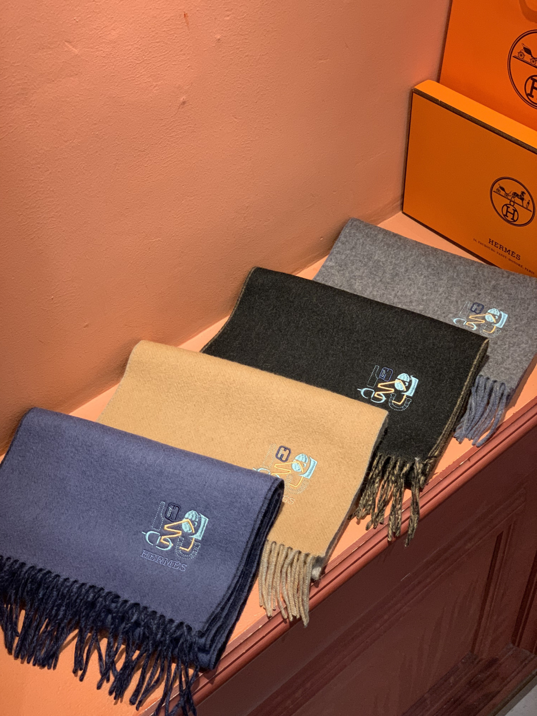 爱马仕👍巴黎时装展商务男士女士羊绒围巾。代工厂臻选上乘的超细羊绒纤维 进行纯手工精梳处理 耗时耗力 再以