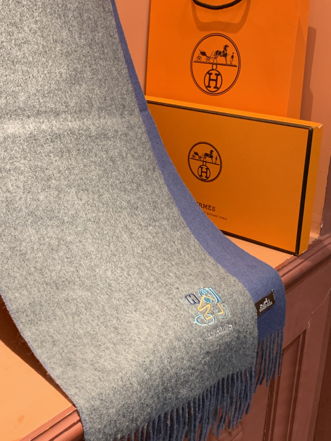 爱马仕👍巴黎时装展商务男士女士羊绒围巾。代工厂臻选上乘的超细羊绒纤维 进行纯手工精梳处理 耗时耗力 再以