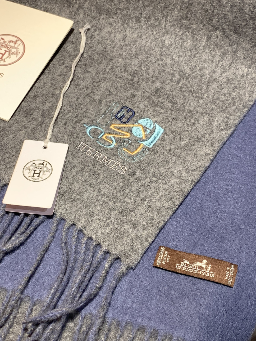 爱马仕👍巴黎时装展商务男士女士羊绒围巾。代工厂臻选上乘的超细羊绒纤维 进行纯手工精梳处理 耗时耗力 再以