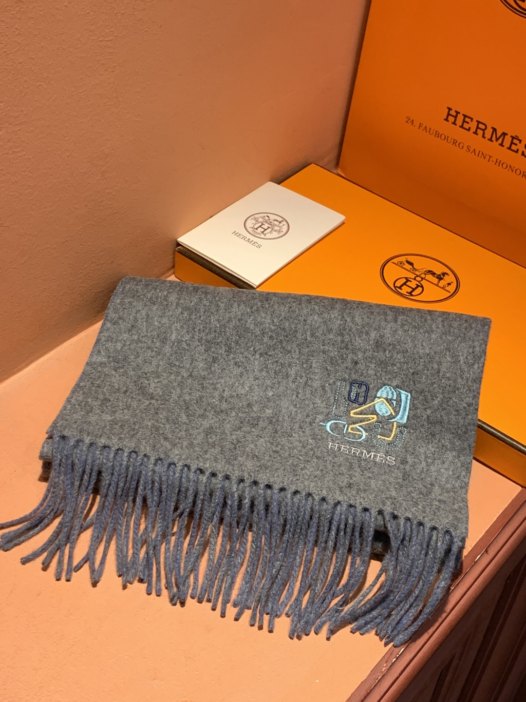 爱马仕👍巴黎时装展商务男士女士羊绒围巾。代工厂臻选上乘的超细羊绒纤维 进行纯手工精梳处理 耗时耗力 再以