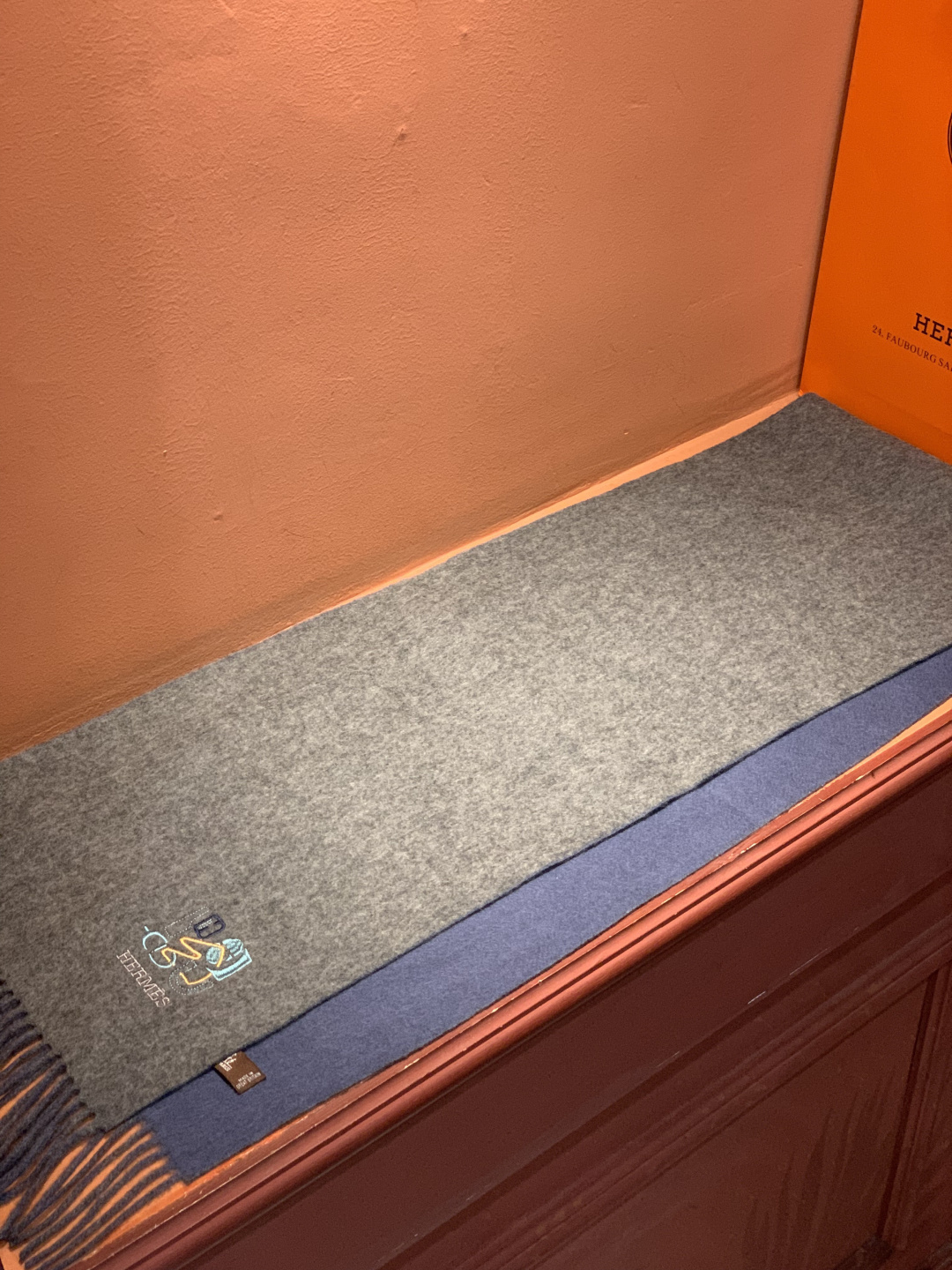 爱马仕👍巴黎时装展商务男士女士羊绒围巾。代工厂臻选上乘的超细羊绒纤维 进行纯手工精梳处理 耗时耗力 再以