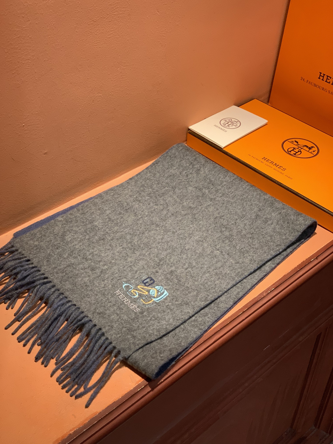 爱马仕👍巴黎时装展商务男士女士羊绒围巾。代工厂臻选上乘的超细羊绒纤维 进行纯手工精梳处理 耗时耗力 再以