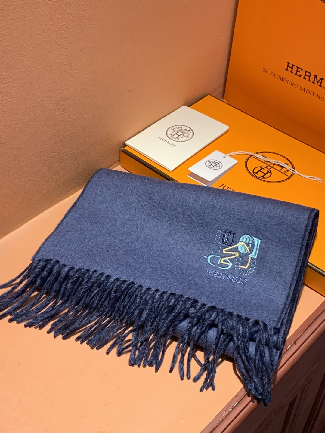 爱马仕👍巴黎时装展商务男士女士羊绒围巾。代工厂臻选上乘的超细羊绒纤维 进行纯手工精梳处理 耗时耗力 再以