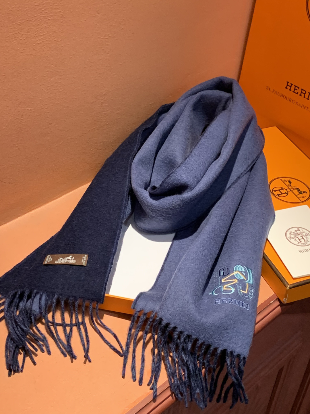 爱马仕👍巴黎时装展商务男士女士羊绒围巾。代工厂臻选上乘的超细羊绒纤维 进行纯手工精梳处理 耗时耗力 再以